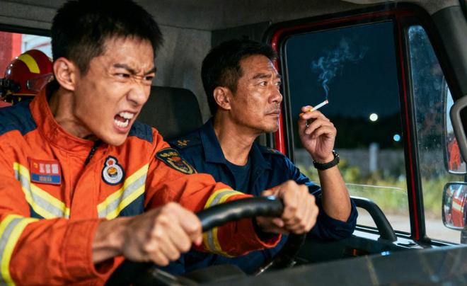 拒绝救援：“别救了他带了两个睡袋！”冰球突破豪华版45岁教师爬山失联妻子(图3)