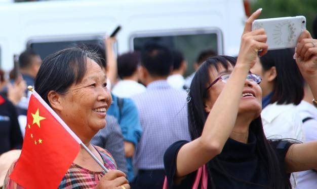 火热”而中国的幸福指数却高居全球之首冰球突破众多发达国家民众正身陷“水深(图15)